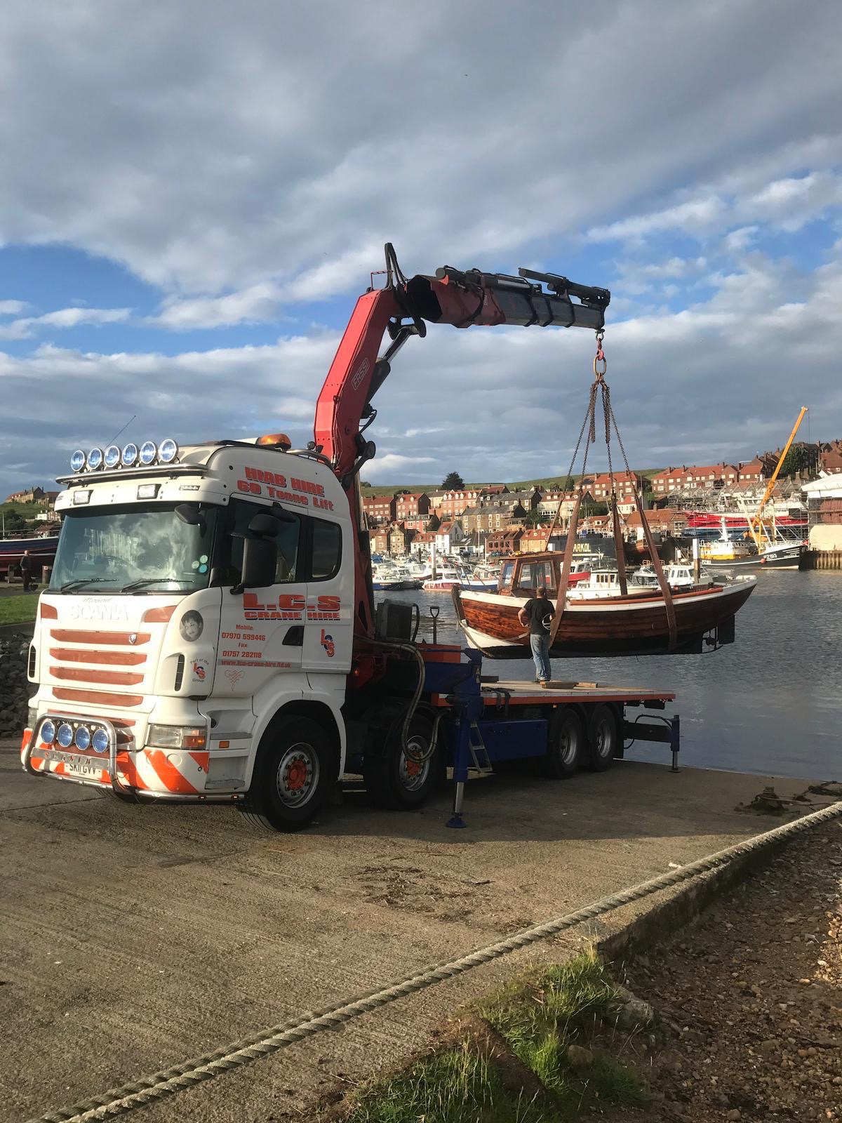 Vehicle-mounted crane lifting machinery